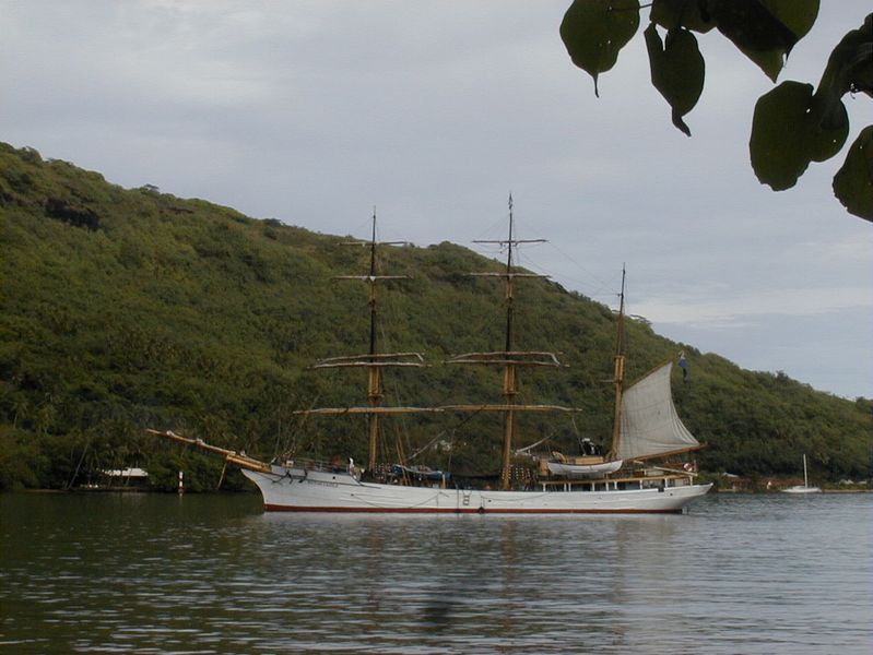 moorea_cook_bay.jpg, 69 kB