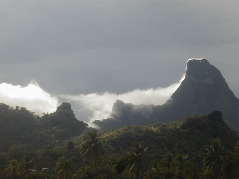 moorea_mouaputa_clouds.jpg, 47 kB