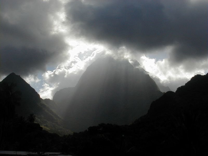 moorea_peak_gray.jpg, 37 kB